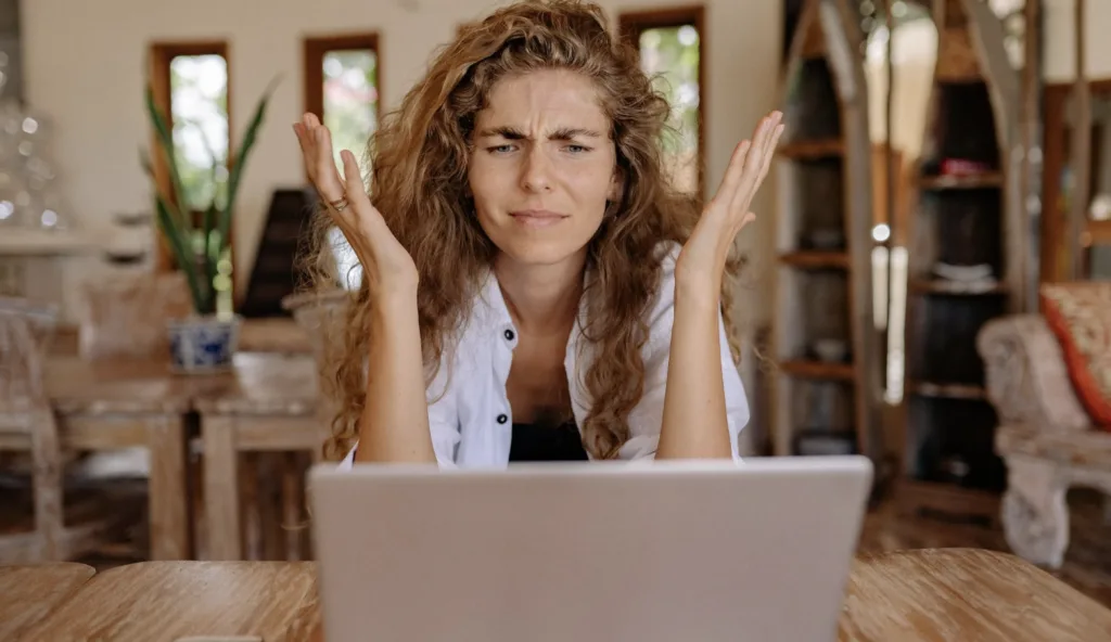 10 Essential Steps to Promote a Knowledge Sharing Culture 11 Worker at a laptop confused and frustrated.
